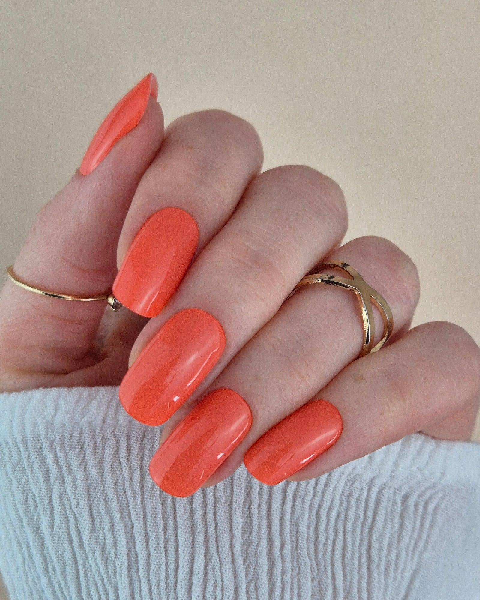 Sheesh Nails – Blood Orange Mimosa – leuchtend orangefarbene Nagelfolien mit warmem, sommerlichem Glanz. Perfekte Passform und langlebiger Halt für einen frischen, trendigen Look mit auffälliger Eleganz. Ideal für sonnige Tage, Urlaubsstimmung und gepflegte Nägel mit Gute-Laune-Vibe.
