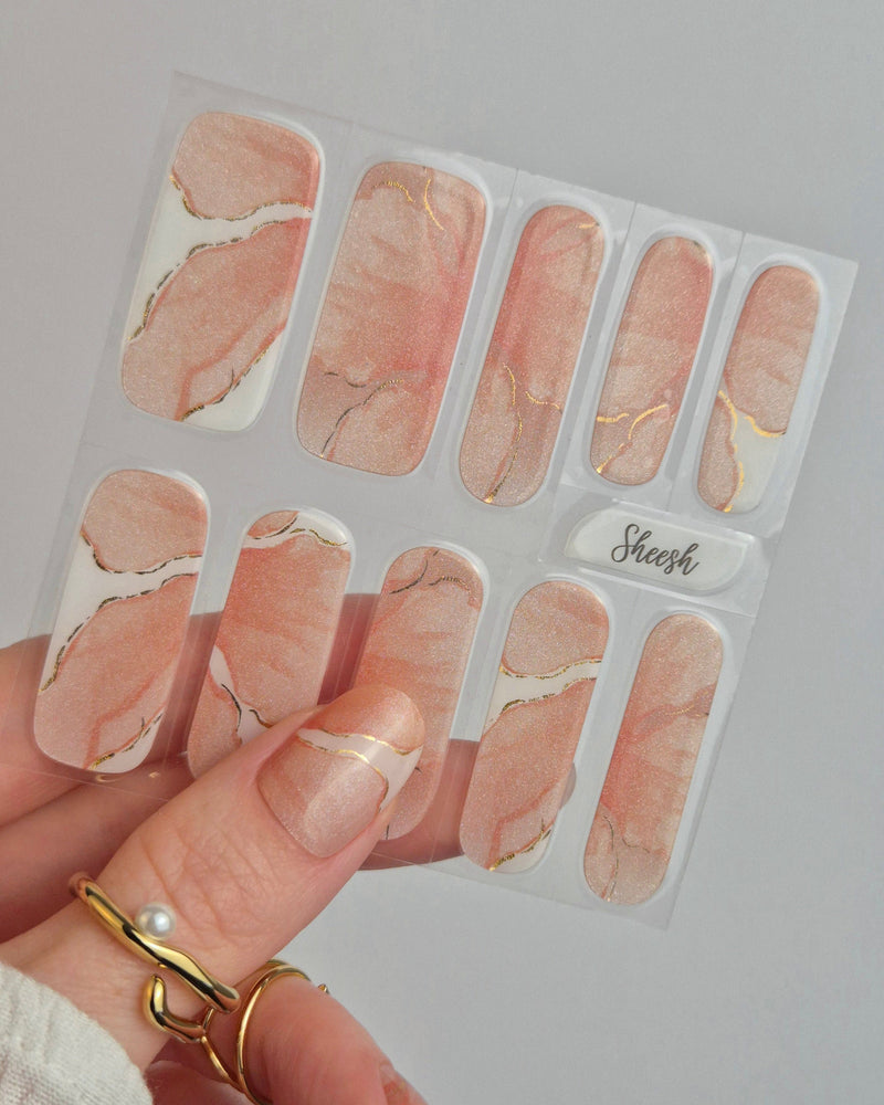 Sheesh Nails – Blossom – zarte Nagelfolien im edlen Marmor-Design mit roségoldenen Akzenten. Perfekte Passform und langanhaltender Halt für elegante, feminine Maniküren mit luxuriösem Finish.