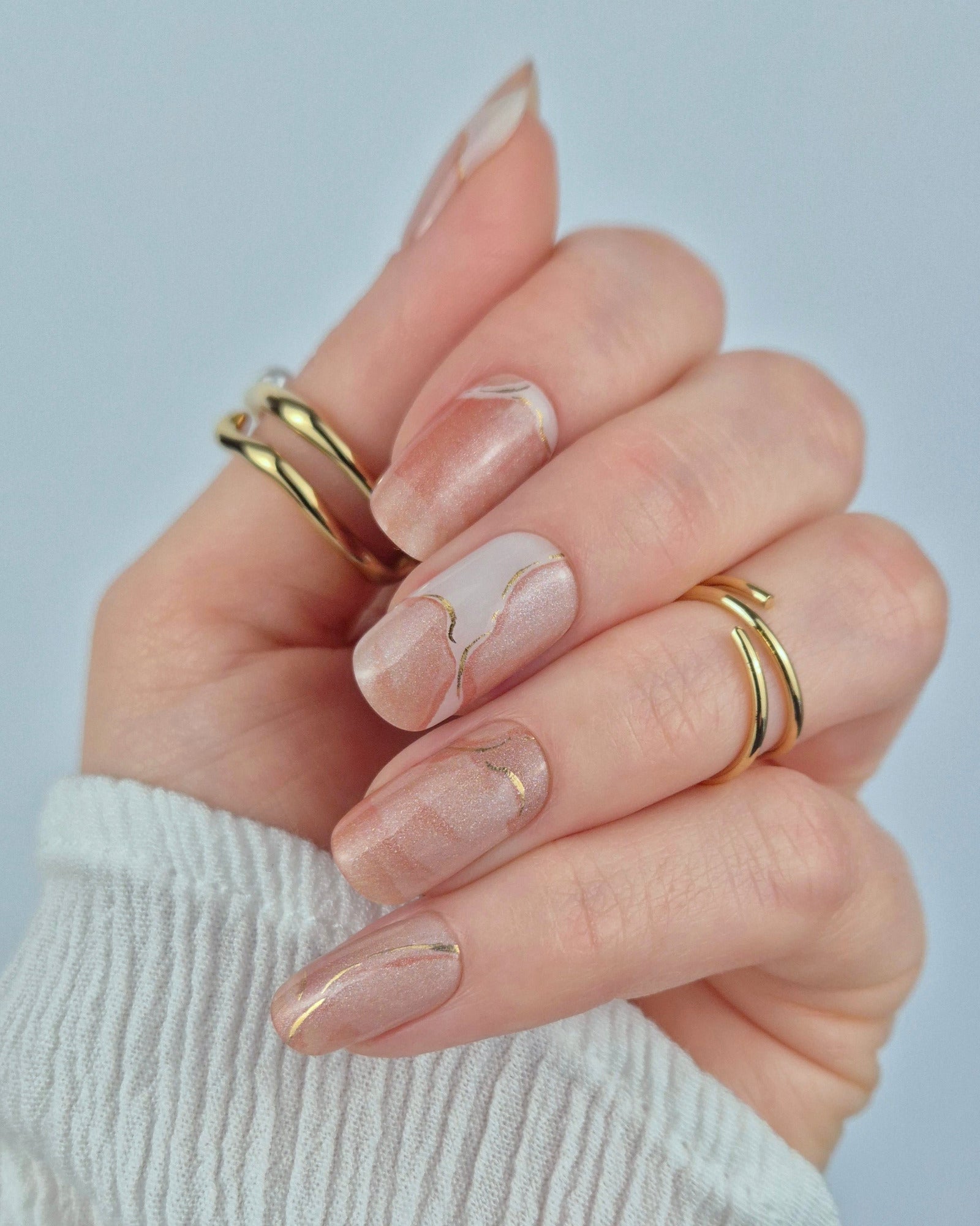 Sheesh Nails – Blossom Era – zarte roséfarbene Nagelfolien mit feinen goldenen Linien im eleganten Marmor-Design. Perfekte Passform und langanhaltender Halt für feminine, stilvolle Maniküren mit edlem, natürlichem Finish.