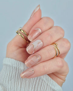 Sheesh Nails – Blossom Era – elegante Nagelfolien im zarten Marmor-Design mit goldschimmernden Akzenten. Perfekte Passform und langanhaltender Halt für feminine, luxuriöse Maniküren mit edlem Finish.