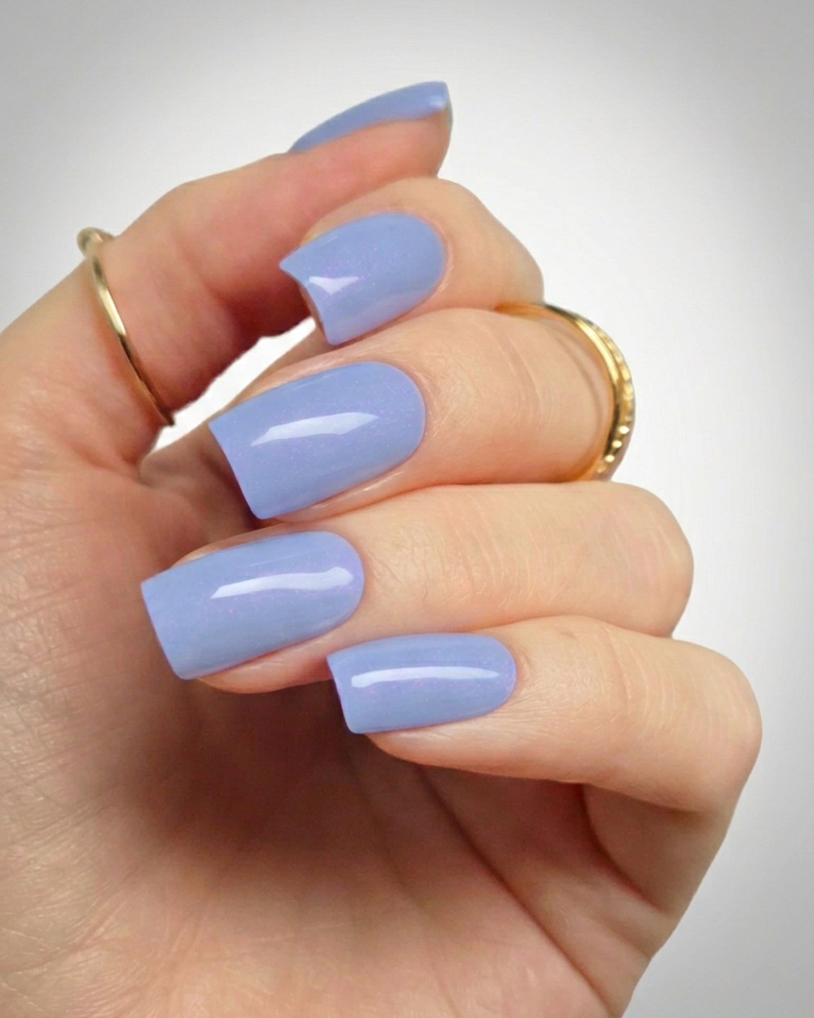 Sheesh Nails – Blue Sky – zartblaue Nagelfolien mit glänzendem, leicht irisierendem Finish für frische, sommerliche Maniküren. Perfekte Passform und langanhaltender Halt für gepflegte Nägel im modernen Pastell-Look. Ideal für Urlaubsstyles, Alltagslooks und trendige Frühlings-Outfits.