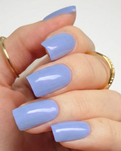 Sheesh Nails – Blue Sky – zartblaue Nagelfolien mit glänzendem, leicht irisierendem Finish für frische, sommerliche Maniküren. Perfekte Passform und langanhaltender Halt für gepflegte Nägel im modernen Pastell-Look. Ideal für Urlaubsstyles, Alltagslooks und trendige Frühlings-Outfits.