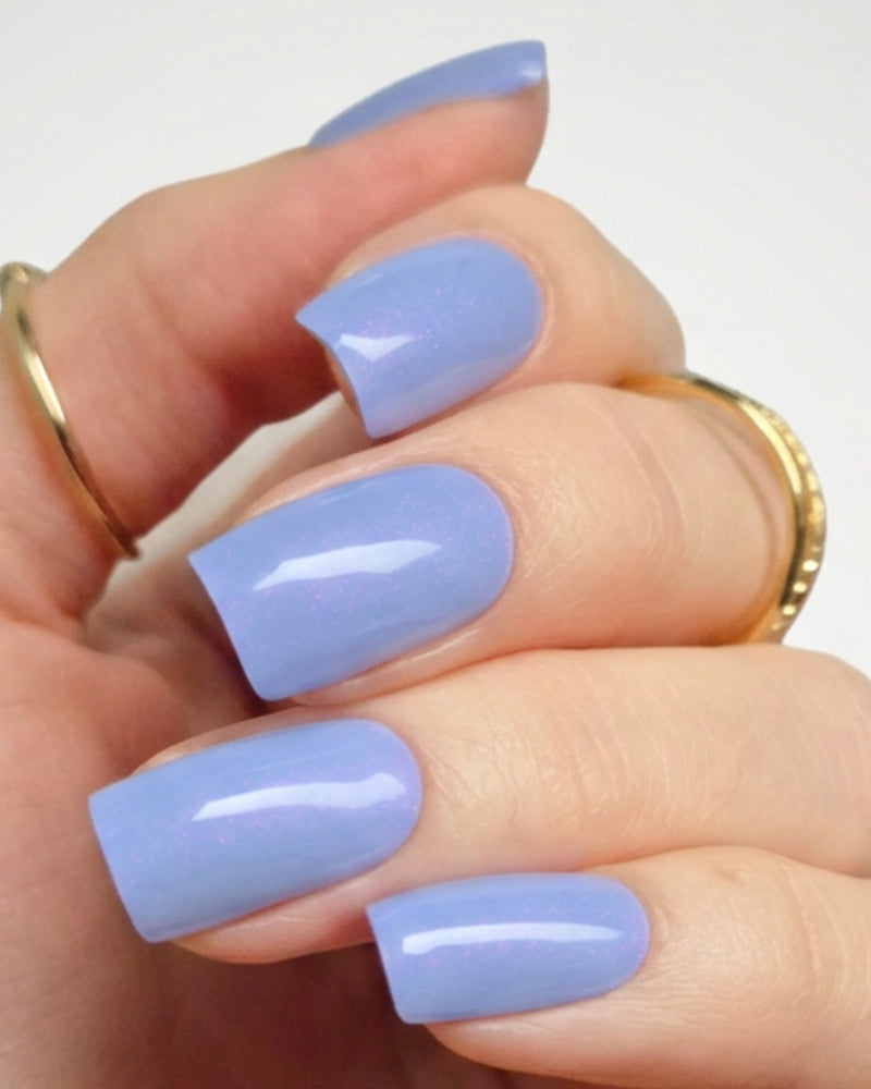 Sheesh Nails – Blue Sky – zartblaue Nagelfolien mit glänzendem, leicht irisierendem Finish für frische, sommerliche Maniküren. Perfekte Passform und langanhaltender Halt für gepflegte Nägel im modernen Pastell-Look. Ideal für Urlaubsstyles, Alltagslooks und trendige Frühlings-Outfits.