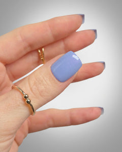 Sheesh Nails – Blue Sky – zartblaue Nagelfolien mit glänzendem, leicht irisierendem Finish für frische, sommerliche Maniküren. Perfekte Passform und langanhaltender Halt für gepflegte Nägel im modernen Pastell-Look. Ideal für Urlaubsstyles, Alltagslooks und trendige Frühlings-Outfits.
