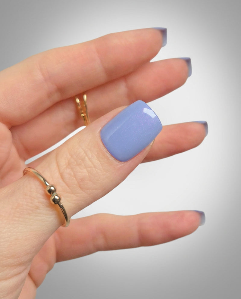 Sheesh Nails – Blue Sky – zartblaue Nagelfolien mit glänzendem, leicht irisierendem Finish für frische, sommerliche Maniküren. Perfekte Passform und langanhaltender Halt für gepflegte Nägel im modernen Pastell-Look. Ideal für Urlaubsstyles, Alltagslooks und trendige Frühlings-Outfits.