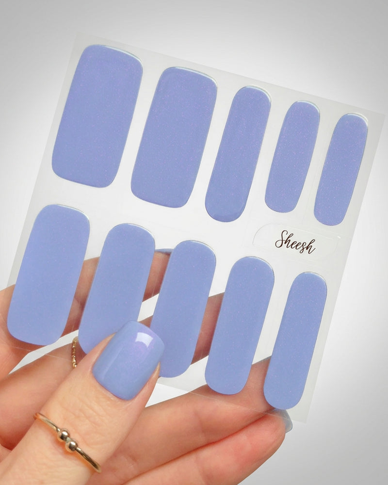 Sheesh Nails – Blue Sky – zartblaue Nagelfolien mit glänzendem, leicht irisierendem Finish für frische, sommerliche Maniküren. Perfekte Passform und langanhaltender Halt für gepflegte Nägel im modernen Pastell-Look. Ideal für Urlaubsstyles, Alltagslooks und trendige Frühlings-Outfits.