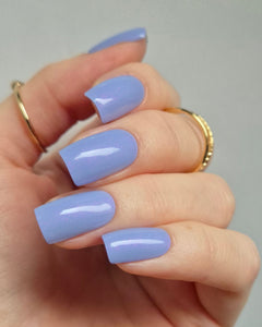 Sheesh Nails – Blue Sky – zartblaue Nagelfolien mit glänzendem, leicht irisierendem Finish für frische, sommerliche Maniküren. Perfekte Passform und langanhaltender Halt für gepflegte Nägel im modernen Pastell-Look. Ideal für Urlaubsstyles, Alltagslooks und trendige Frühlings-Outfits.