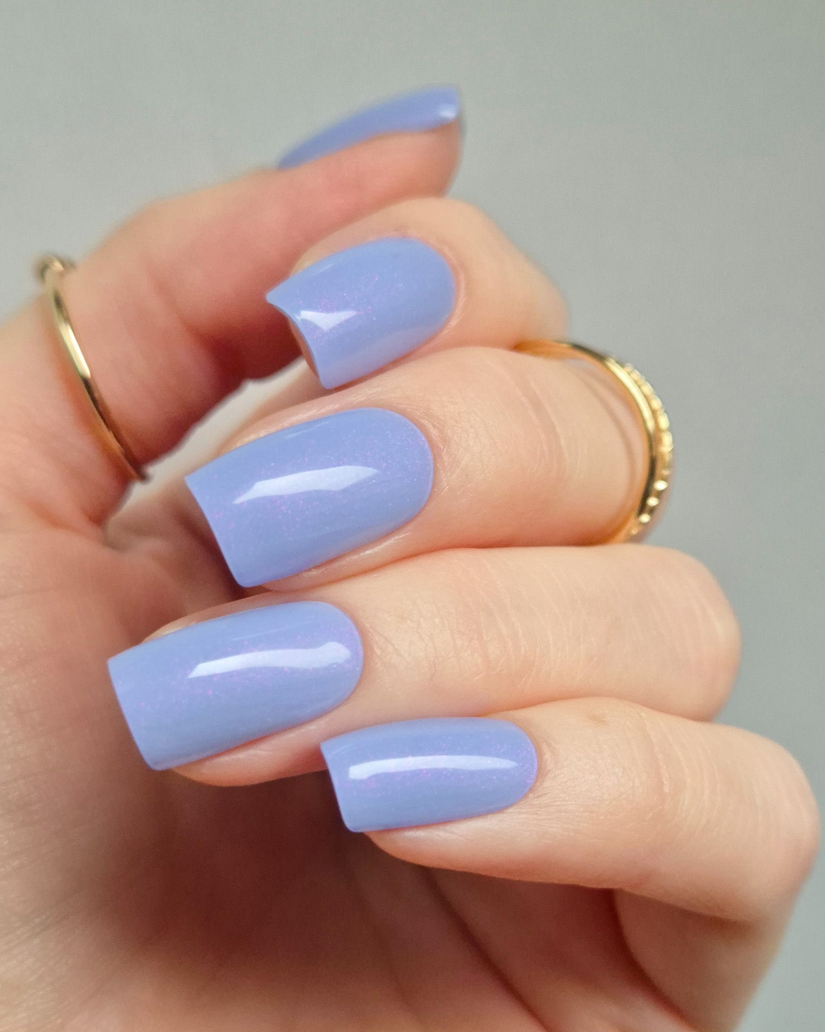 Sheesh Nails – Blue Sky – zartblaue Nagelfolien mit glänzendem, leicht irisierendem Finish für frische, sommerliche Maniküren. Perfekte Passform und langanhaltender Halt für gepflegte Nägel im modernen Pastell-Look. Ideal für Urlaubsstyles, Alltagslooks und trendige Frühlings-Outfits.