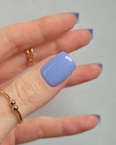 Sheesh Nails – Blue Sky – zartblaue Nagelfolien mit schimmerndem Finish im sanften Pastellton. Perfekte Passform und langanhaltender Halt für frische, gepflegte Maniküren und frühlingshafte Looks.