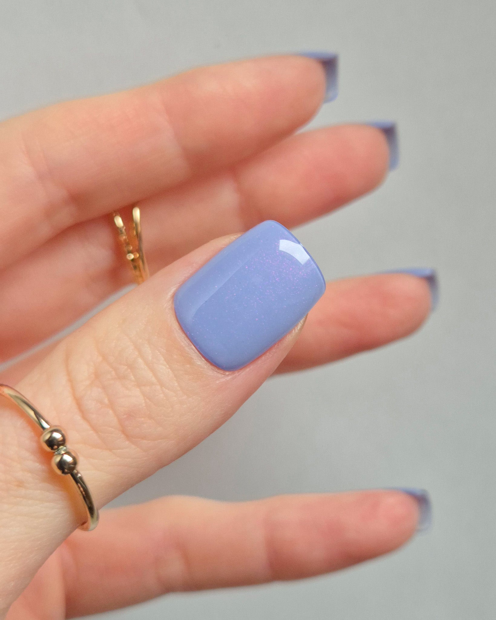 Sheesh Nails – Blue Sky – zartblaue Nagelfolien mit glänzendem, leicht irisierendem Finish für frische, sommerliche Maniküren. Perfekte Passform und langanhaltender Halt für gepflegte Nägel im modernen Pastell-Look. Ideal für Urlaubsstyles, Alltagslooks und trendige Frühlings-Outfits.