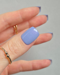 Sheesh Nails – Blue Sky – zartblaue Nagelfolien mit glänzendem, leicht irisierendem Finish für frische, sommerliche Maniküren. Perfekte Passform und langanhaltender Halt für gepflegte Nägel im modernen Pastell-Look. Ideal für Urlaubsstyles, Alltagslooks und trendige Frühlings-Outfits.