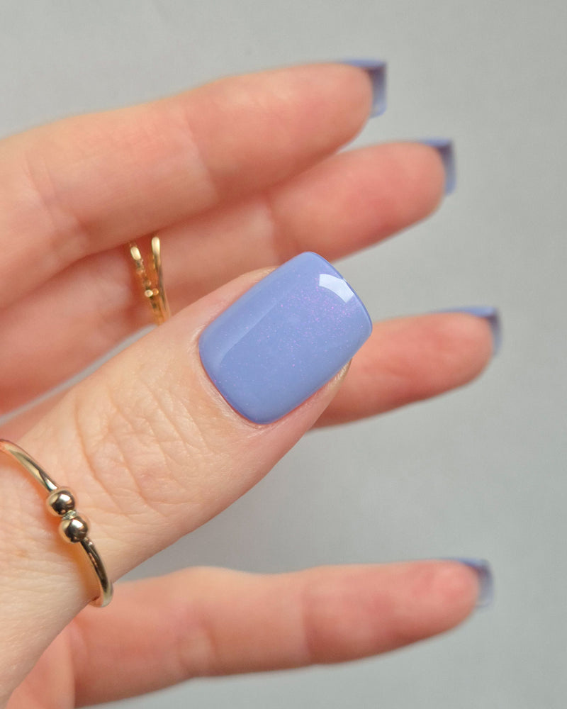 Sheesh Nails – Blue Sky – zartblaue Nagelfolien mit glänzendem, leicht irisierendem Finish für frische, sommerliche Maniküren. Perfekte Passform und langanhaltender Halt für gepflegte Nägel im modernen Pastell-Look. Ideal für Urlaubsstyles, Alltagslooks und trendige Frühlings-Outfits.