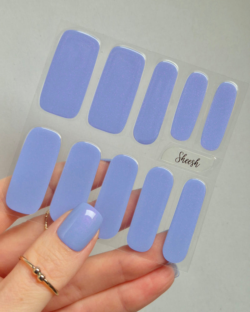 Sheesh Nails – Blue Sky – zartblaue Nagelfolien auf Trägerfolie mit schimmerndem, leicht irisierendem Finish für frische, gepflegte Nägel. Perfekte Passform und langanhaltender Halt im modernen Pastell-Look. Ideal für Frühlings-Maniküren, Urlaubsstyles und feminine Alltagslooks.