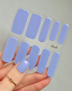Sheesh Nails – Blue Sky – zartblaue Nagelfolien mit glänzendem, leicht irisierendem Finish für frische, sommerliche Maniküren. Perfekte Passform und langanhaltender Halt für gepflegte Nägel im modernen Pastell-Look. Ideal für Urlaubsstyles, Alltagslooks und trendige Frühlings-Outfits.
