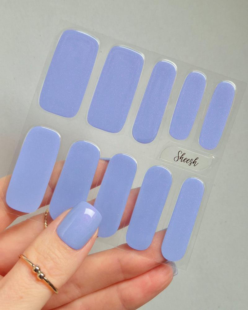 Sheesh Nails – Blue Sky – zartblaue Nagelfolien mit glänzendem, leicht irisierendem Finish für frische, sommerliche Maniküren. Perfekte Passform und langanhaltender Halt für gepflegte Nägel im modernen Pastell-Look. Ideal für Urlaubsstyles, Alltagslooks und trendige Frühlings-Outfits.