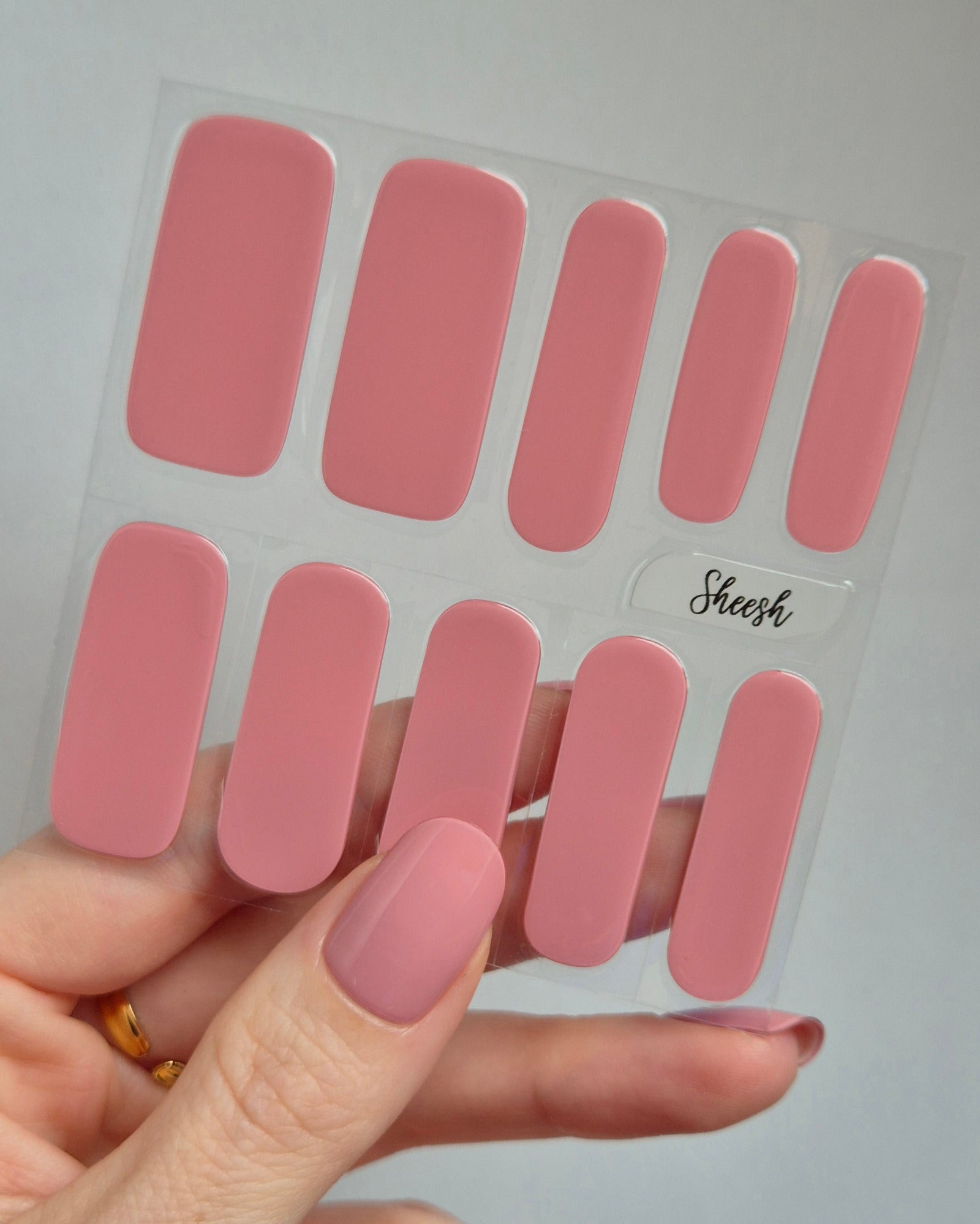 Sheesh Nails – Blush – zartrosa Nagelfolien mit sanft glänzendem Finish. Perfekte Passform und langanhaltender Halt für feminine, gepflegte Maniküren im klassischen Soft-Pink-Look.
