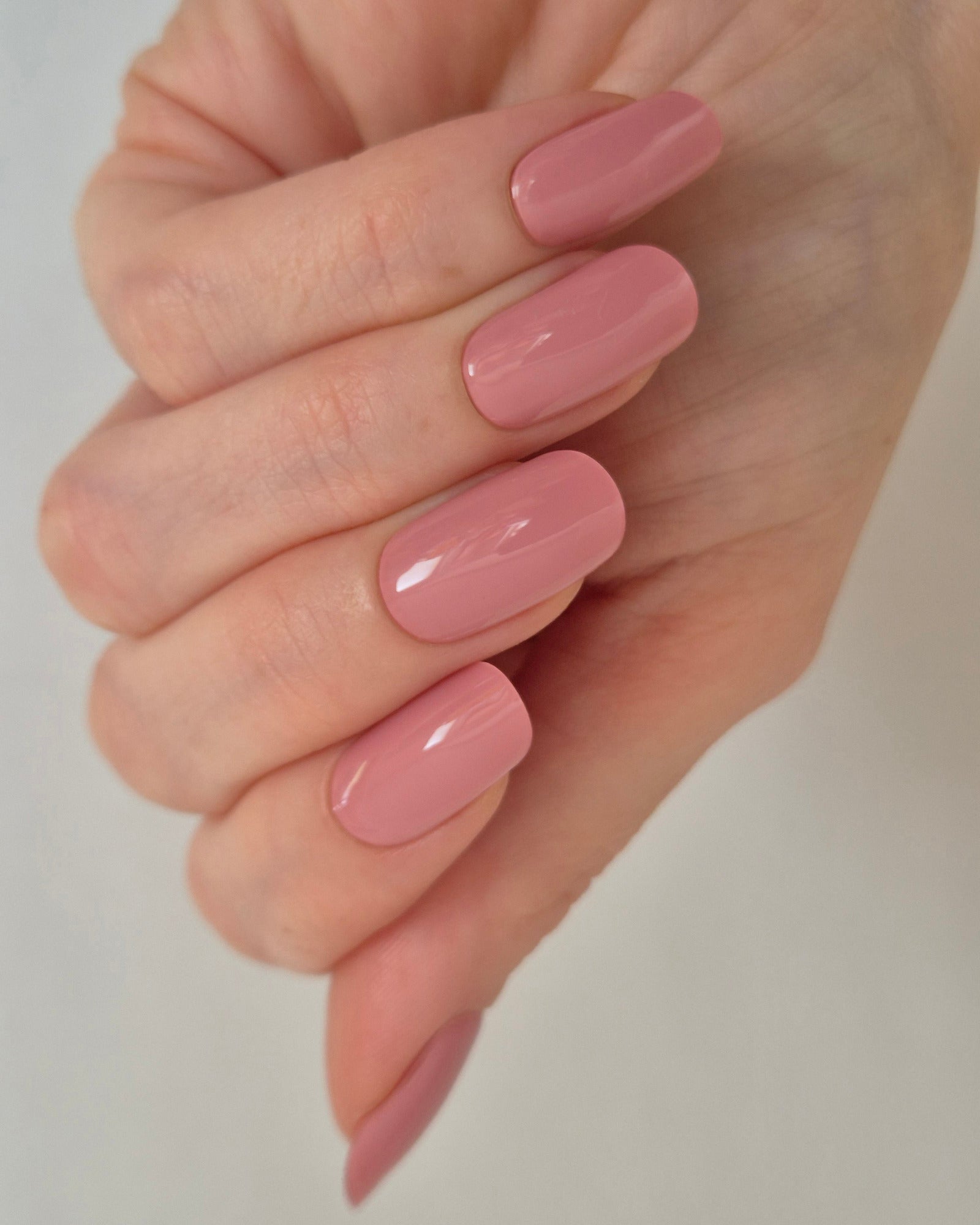 Sheesh Nails – Blush – zartrosafarbene Nagelfolien mit glänzendem Finish. Perfekte Passform und langanhaltender Halt für feminine, gepflegte Maniküren mit klassischem Soft-Pink-Look.