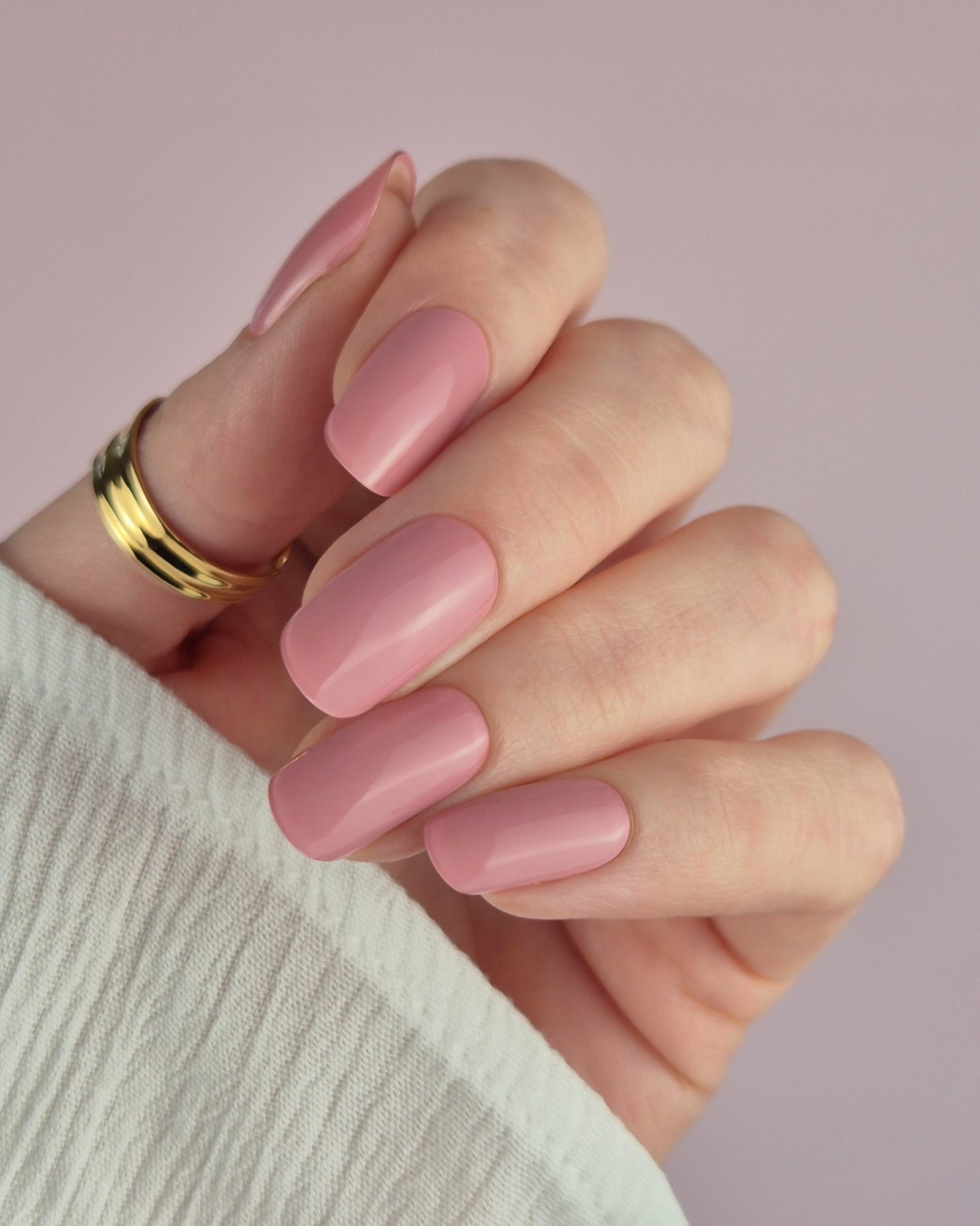 Hand mit elegant lackierten Nägeln in zartem Rosé trägt die Sheesh Nails UV-Nagelfolie „Blush“. Der sanfte, pastellige Farbton sorgt für einen natürlichen, femininen Look mit dezentem Glanz – ideal für den Alltag, Hochzeiten oder klassische Styles.