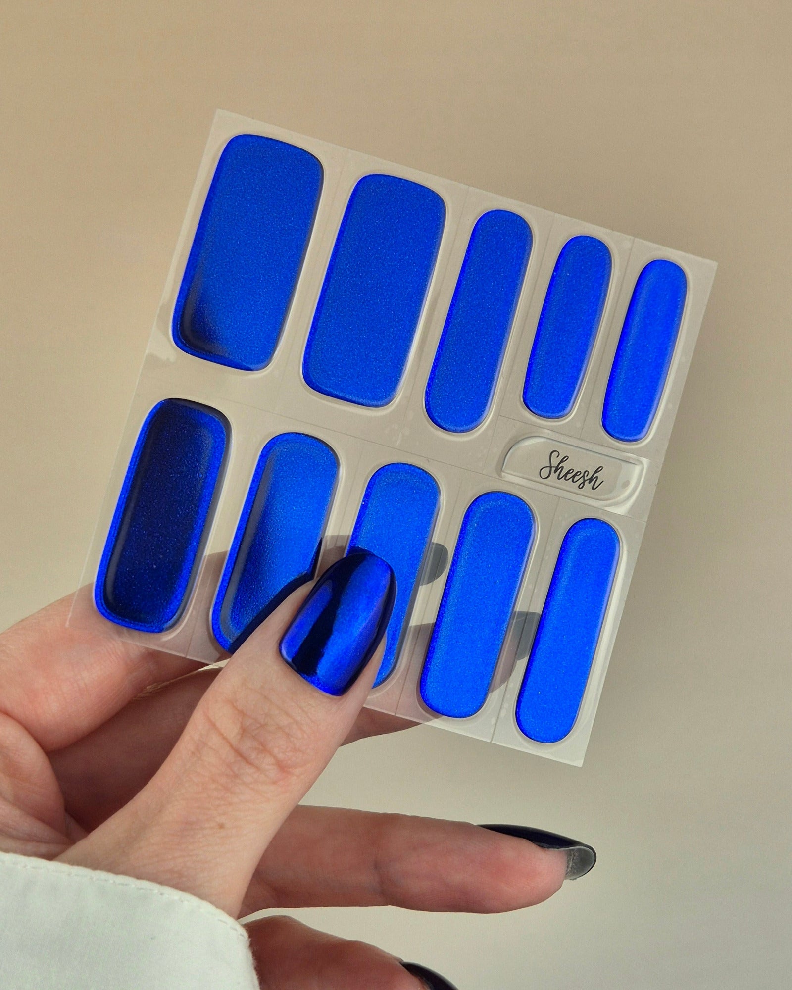 Sheesh Nails – Royal Era – tiefblaue, spiegelglänzende Nagelfolien mit metallischem Finish. Perfekte Passform und starker Halt für elegante, ausdrucksstarke Maniküren mit luxuriösem Statement-Look.