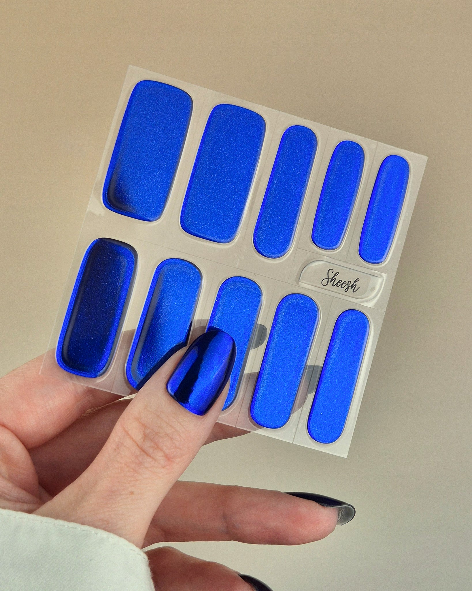 Sheesh Nails – Bridgerton – tiefblaue, spiegelglänzende Nagelfolien mit metallischem Finish. Perfekte Passform und starker Halt für elegante, ausdrucksstarke Maniküren mit luxuriösem Statement-Look.