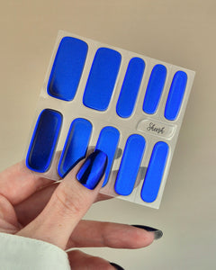 Sheesh Nails – Bridgerton – tiefblaue, spiegelglänzende Nagelfolien mit metallischem Finish. Perfekte Passform und starker Halt für elegante, ausdrucksstarke Maniküren mit luxuriösem Statement-Look.
