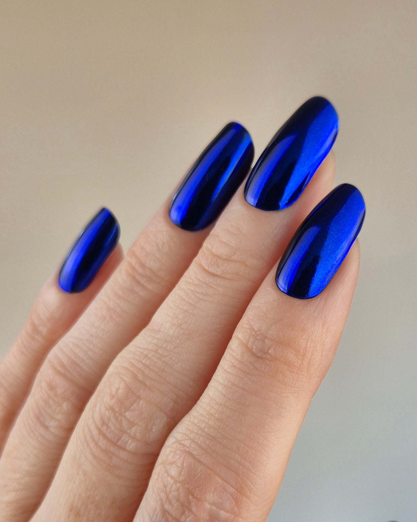 Sheesh Nails – Bridgerton – tiefblaue, spiegelglänzende Nagelfolien mit metallischem Finish. Perfekte Passform und starker Halt für elegante, ausdrucksstarke Maniküren mit luxuriösem Statement-Look.