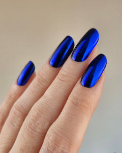 Sheesh Nails – Bridgerton – tiefblaue, spiegelglänzende Nagelfolien mit metallischem Finish. Perfekte Passform und starker Halt für elegante, ausdrucksstarke Maniküren mit luxuriösem Statement-Look.