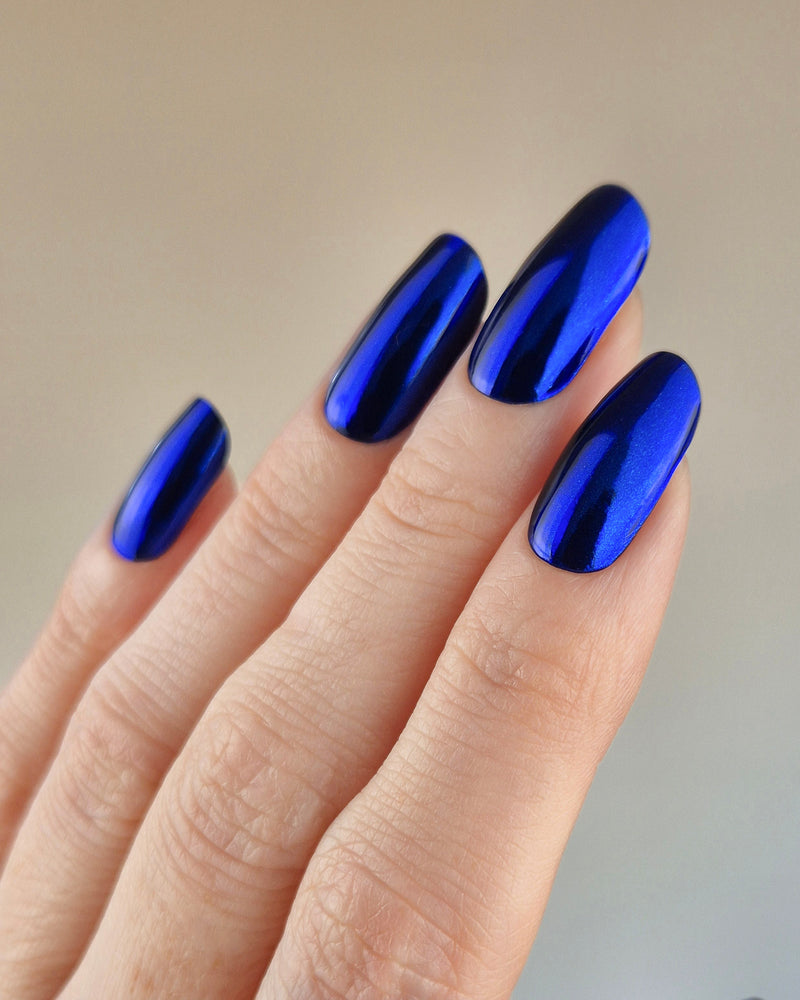 Sheesh Nails – Bridgerton – tiefblaue, spiegelglänzende Nagelfolien mit metallischem Finish. Perfekte Passform und starker Halt für elegante, ausdrucksstarke Maniküren mit luxuriösem Statement-Look.