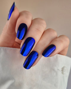Sheesh Nails – Royal Era– tiefblaue, spiegelglänzende Nagelfolien mit metallischem Finish. Perfekte Passform und starker Halt für elegante, ausdrucksstarke Maniküren mit luxuriösem Statement-Look.