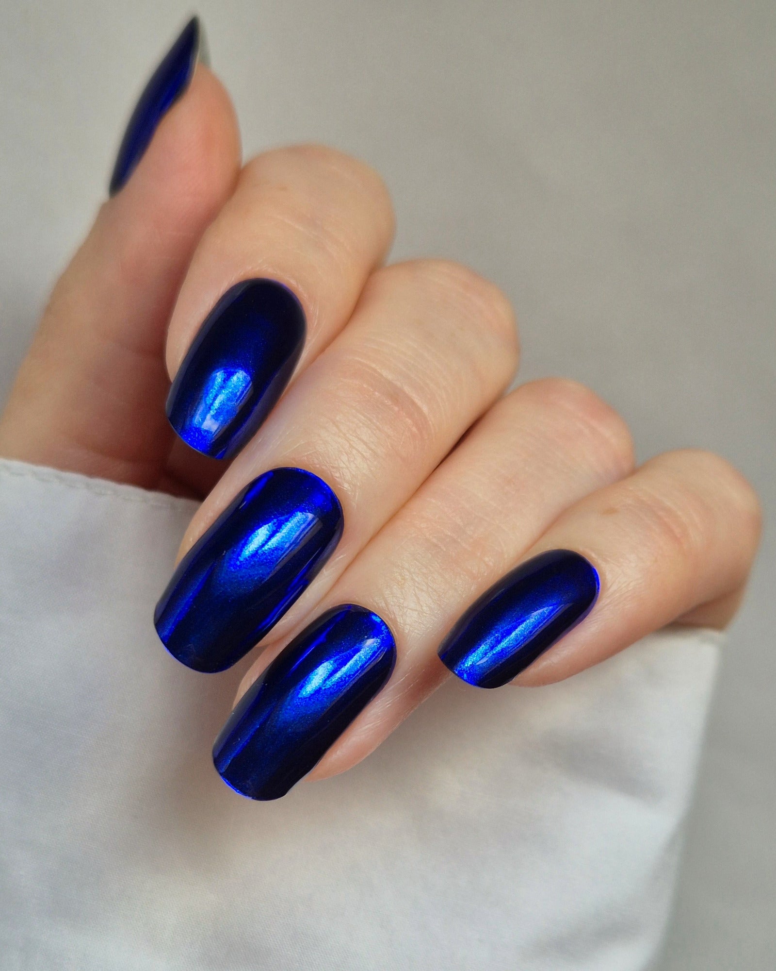 Sheesh Nails – Bridgerton – tiefblaue, spiegelglänzende Nagelfolien mit metallischem Finish. Perfekte Passform und starker Halt für elegante, ausdrucksstarke Maniküren mit luxuriösem Statement-Look.