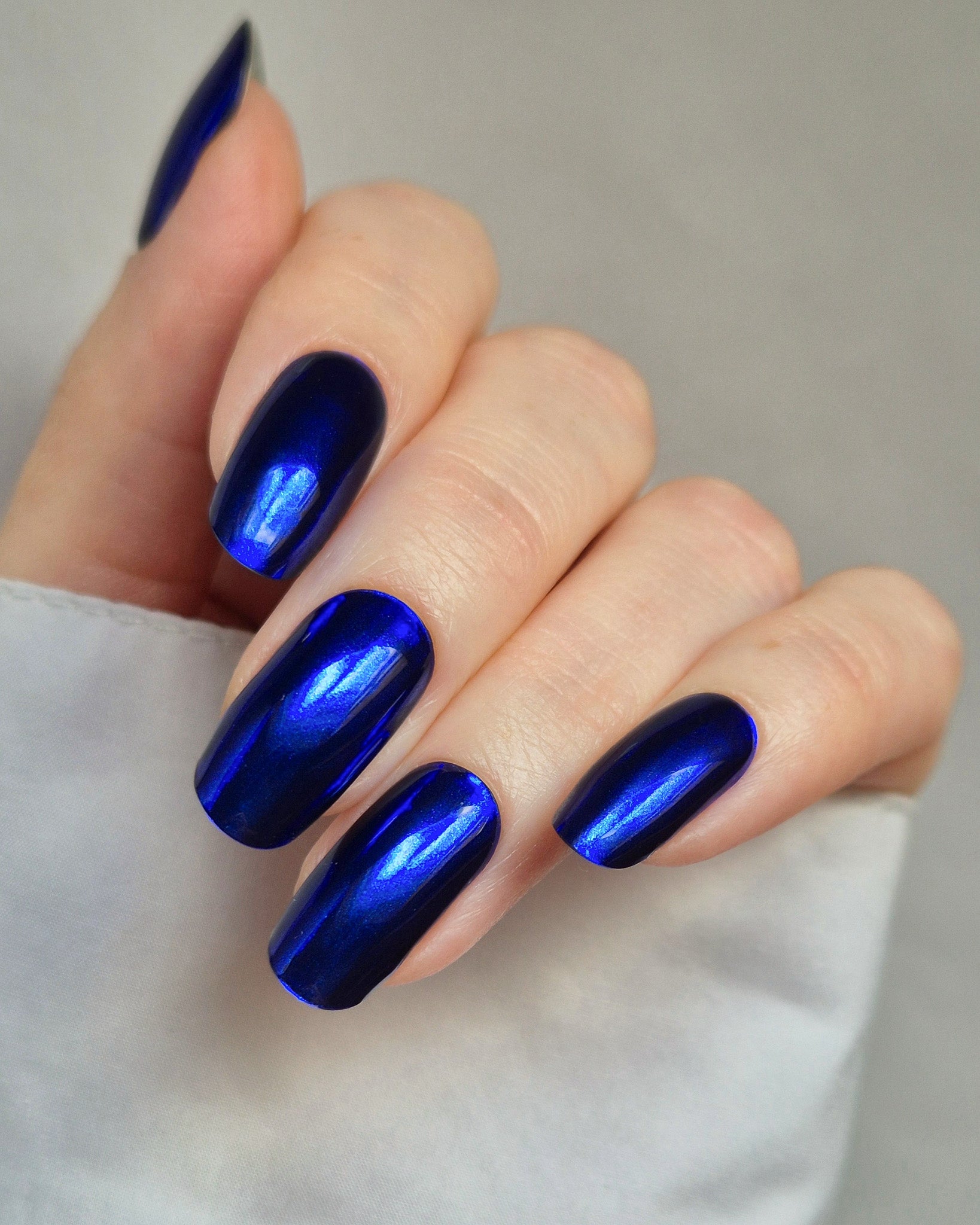 Sheesh Nails – Bridgerton – tiefblaue, spiegelglänzende Nagelfolien mit metallischem Finish. Perfekte Passform und starker Halt für elegante, ausdrucksstarke Maniküren mit luxuriösem Statement-Look.