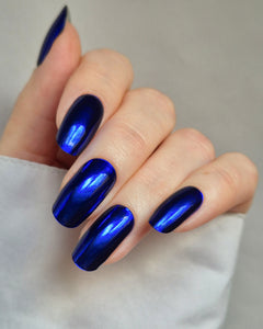 Sheesh Nails – Bridgerton – tiefblaue, spiegelglänzende Nagelfolien mit metallischem Finish. Perfekte Passform und starker Halt für elegante, ausdrucksstarke Maniküren mit luxuriösem Statement-Look.