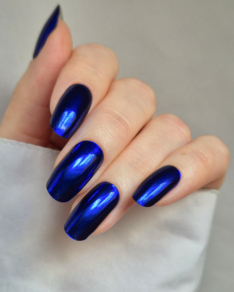 Sheesh Nails – Bridgerton – tiefblaue, spiegelglänzende Nagelfolien mit metallischem Finish. Perfekte Passform und starker Halt für elegante, ausdrucksstarke Maniküren mit luxuriösem Statement-Look.