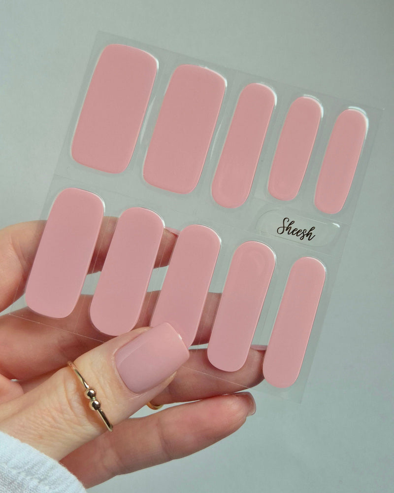 Sheesh Nails – Bubblegum – zart rosafarbene Nagelfolien mit hochglänzendem Finish für feminine, gepflegte Nägel. Natürliches, elegantes Design mit perfekter Passform und langanhaltendem Halt. Ideal für dezente Alltagslooks, Hochzeiten und elegante Maniküren mit Soft-Touch-Effekt.