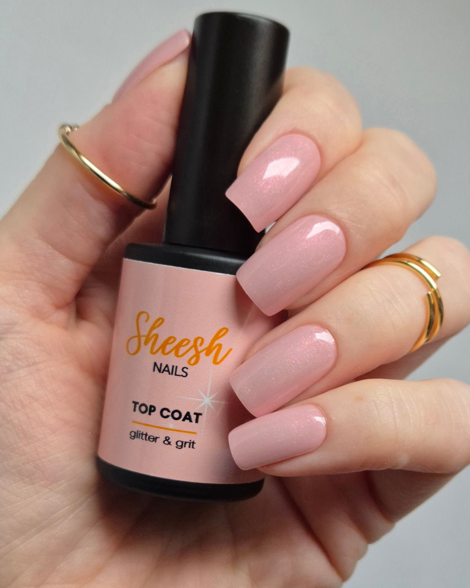 Sheesh Nails – Glitter & Grit Top Coat – glänzender Überlack mit feinen Glitzerpartikeln für extra Strahlkraft und langanhaltenden Schutz. Verleiht jeder Maniküre ein schimmerndes Finish und versiegelt Sheesh Nails Nagelfolien dauerhaft. Ideal für funkelnde Nail-Looks, Partys und besondere Anlässe.