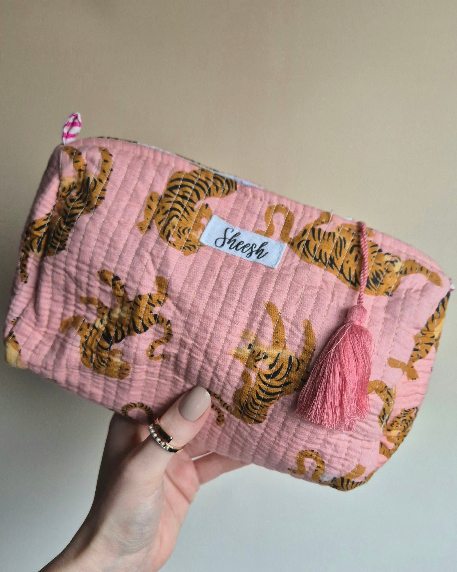 Sheesh Nails Kosmetiktasche mit Tiger-Muster – weiche Stofftasche in Rosa mit goldenen Tigern und Quaste, ideal für UV-Nagelfolien und Zubehör.