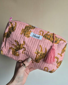 Sheesh Nails Kosmetiktasche mit Tiger-Muster – weiche Stofftasche in Rosa mit goldenen Tigern und Quaste, ideal für UV-Nagelfolien und Zubehör.