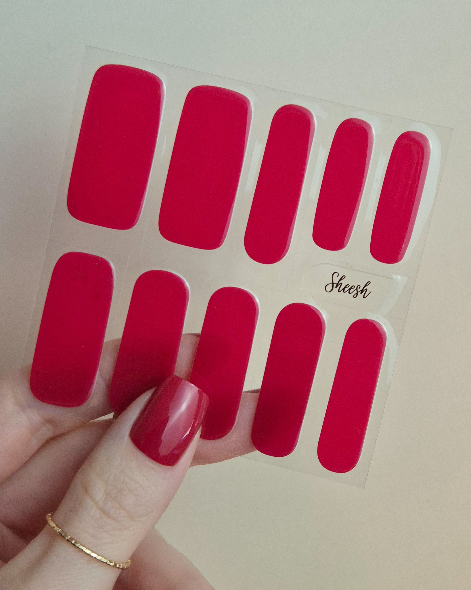 Sheesh Nails Nagelfolien in klassischem Rot – hochglänzende rote Maniküre im Salon-Look, perfekte Passform und langanhaltender Glanz für elegante Nägel zuhause.