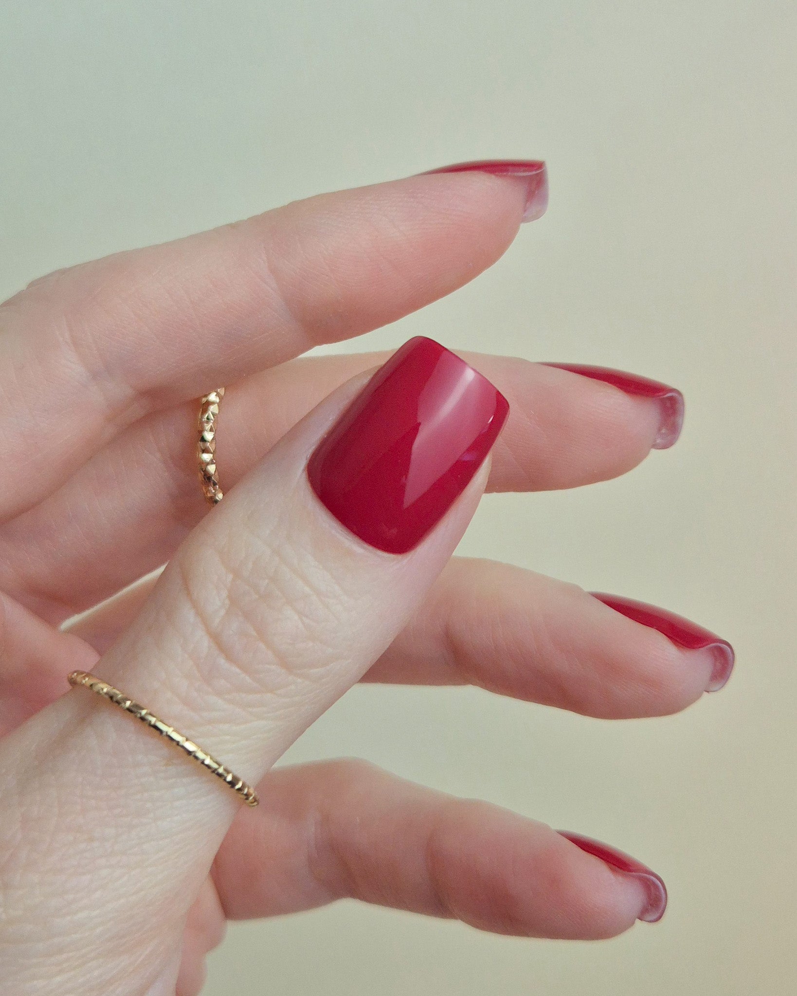 Sheesh Nails Nagelfolien in klassischem Rot – hochglänzende rote Maniküre im Salon-Look, perfekte Passform und langanhaltender Glanz für elegante Nägel zuhause.