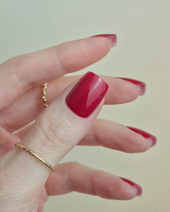 Sheesh Nails Nagelfolien in klassischem Rot – hochglänzende rote Maniküre im Salon-Look, perfekte Passform und langanhaltender Glanz für elegante Nägel zuhause.