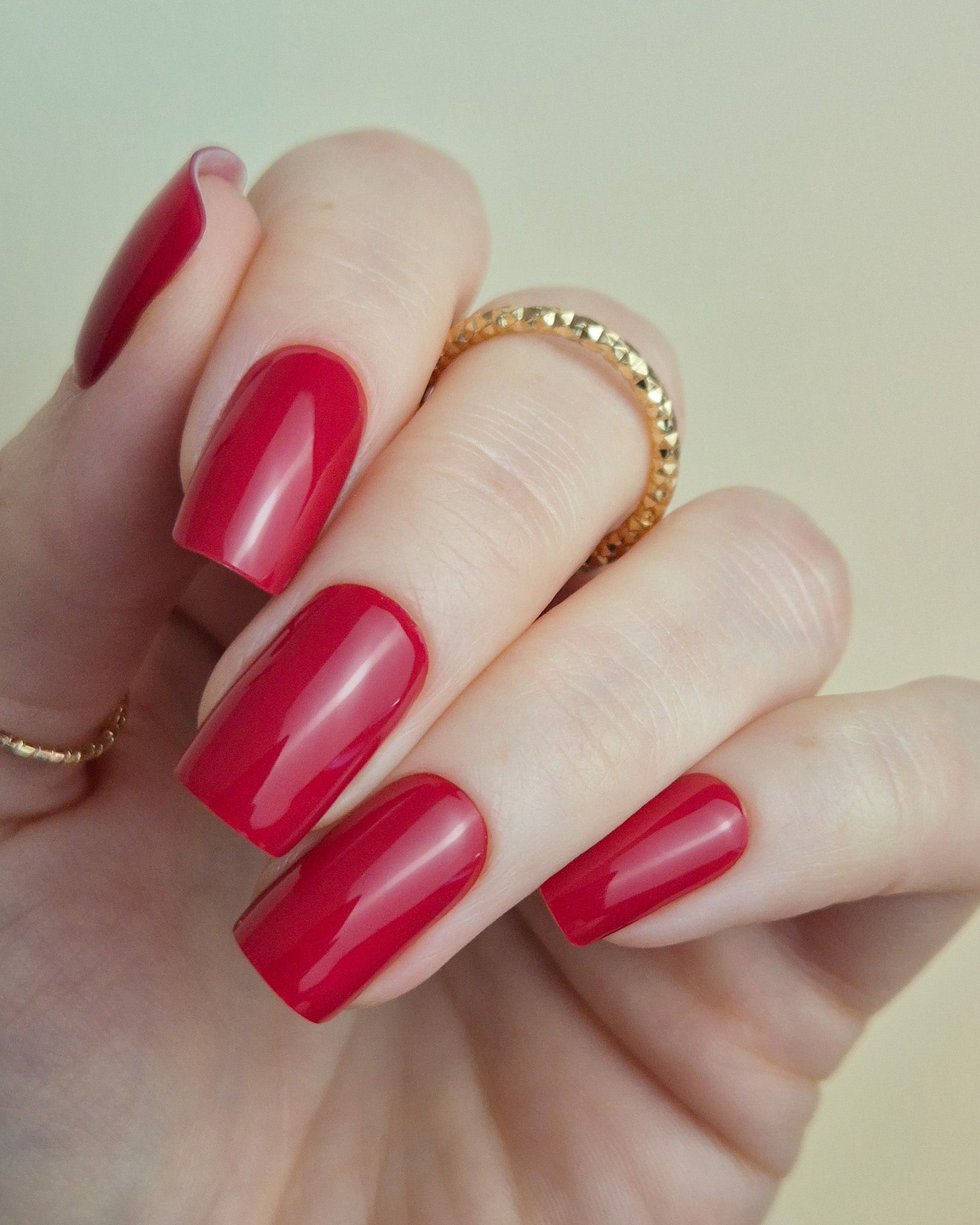 Sheesh Nails Nagelfolien in klassischem Rot – hochglänzende rote Maniküre im Salon-Look, perfekte Passform und langanhaltender Glanz für elegante Nägel zuhause.