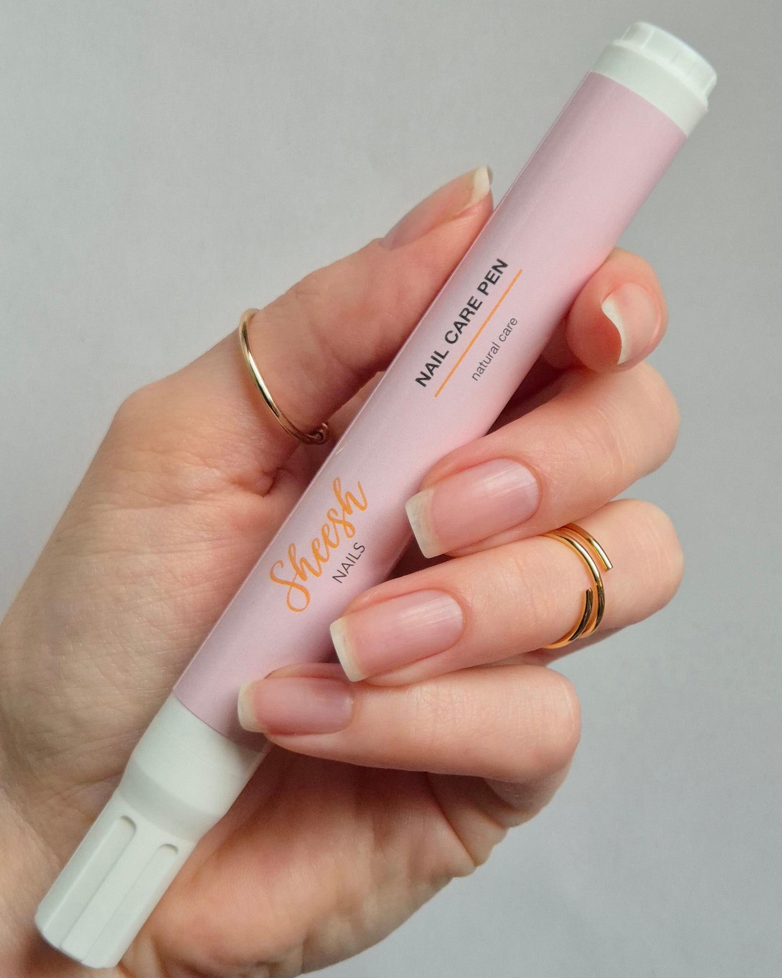 Sheesh Nails – Nail Care Pen – pflegender Nagelöl-Stift zur intensiven Pflege von Nägeln und Nagelhaut. Praktische Anwendung für unterwegs, spendet Feuchtigkeit und stärkt die Nagelstruktur nach der Maniküre. Ideal zur Pflege von Sheesh Nails Foliennägeln für gesund aussehende, gepflegte Hände.