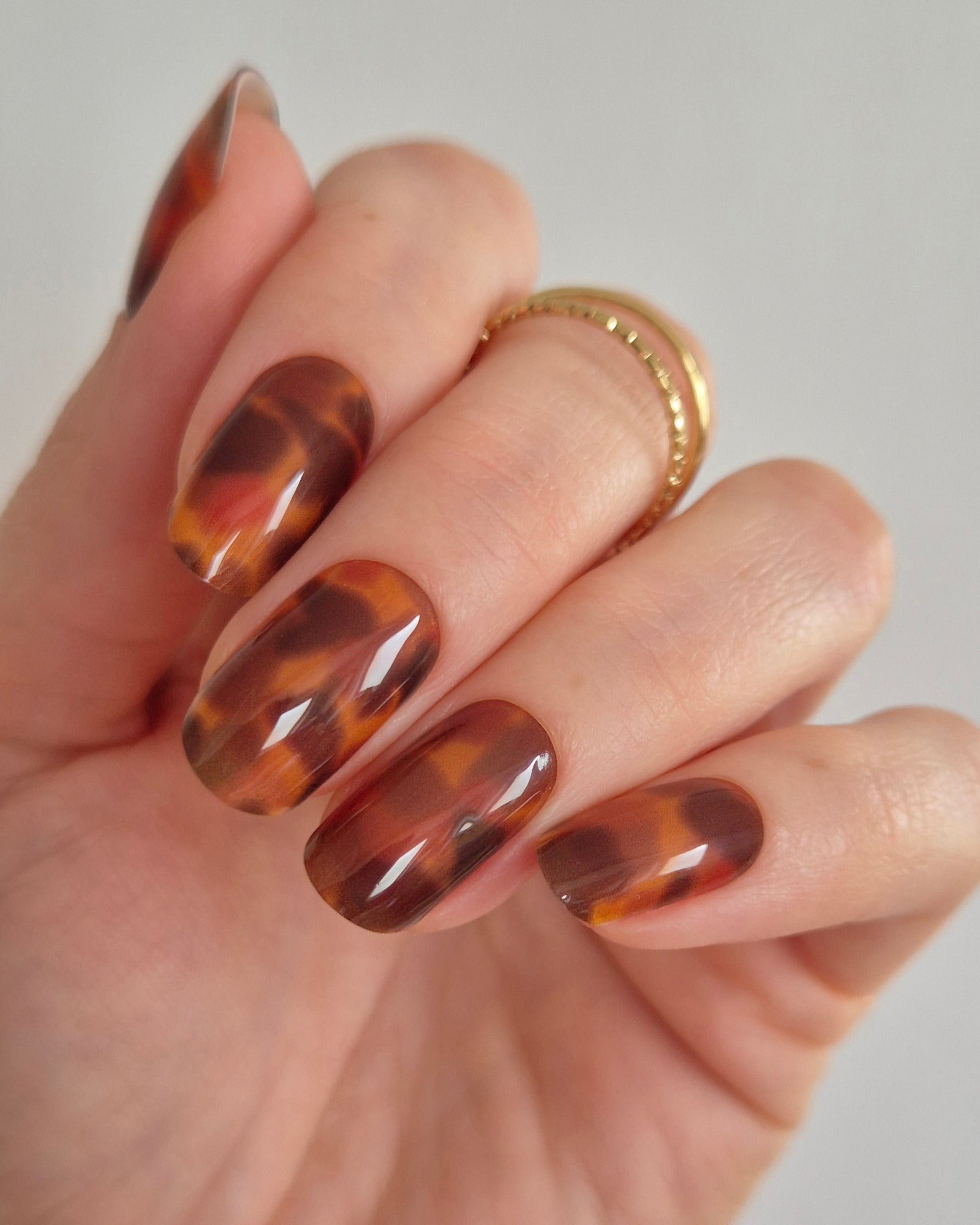 Sheesh Nails – Catwalk – stilvolle Nagelfolien in glänzendem Schildpatt-Design mit warmer Bernstein-Optik. Perfekte Passform und langanhaltender Halt für edle, ausdrucksstarke Maniküren mit luxuriösem Hochglanz-Finish.