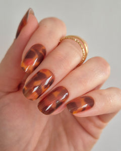 Sheesh Nails – Catwalk – stilvolle Nagelfolien in glänzendem Schildpatt-Design mit warmer Bernstein-Optik. Perfekte Passform und langanhaltender Halt für edle, ausdrucksstarke Maniküren mit luxuriösem Hochglanz-Finish.