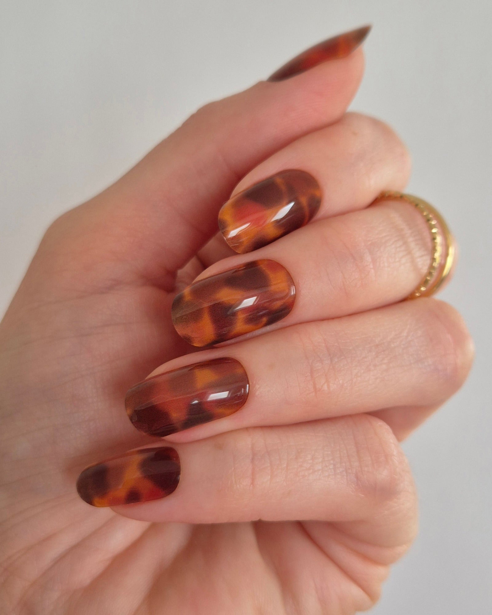 Sheesh Nails – Catwalk – stilvolle Nagelfolien in glänzendem Schildpatt-Design mit warmer Bernstein-Optik. Perfekte Passform und langanhaltender Halt für edle, ausdrucksstarke Maniküren mit luxuriösem Hochglanz-Finish.