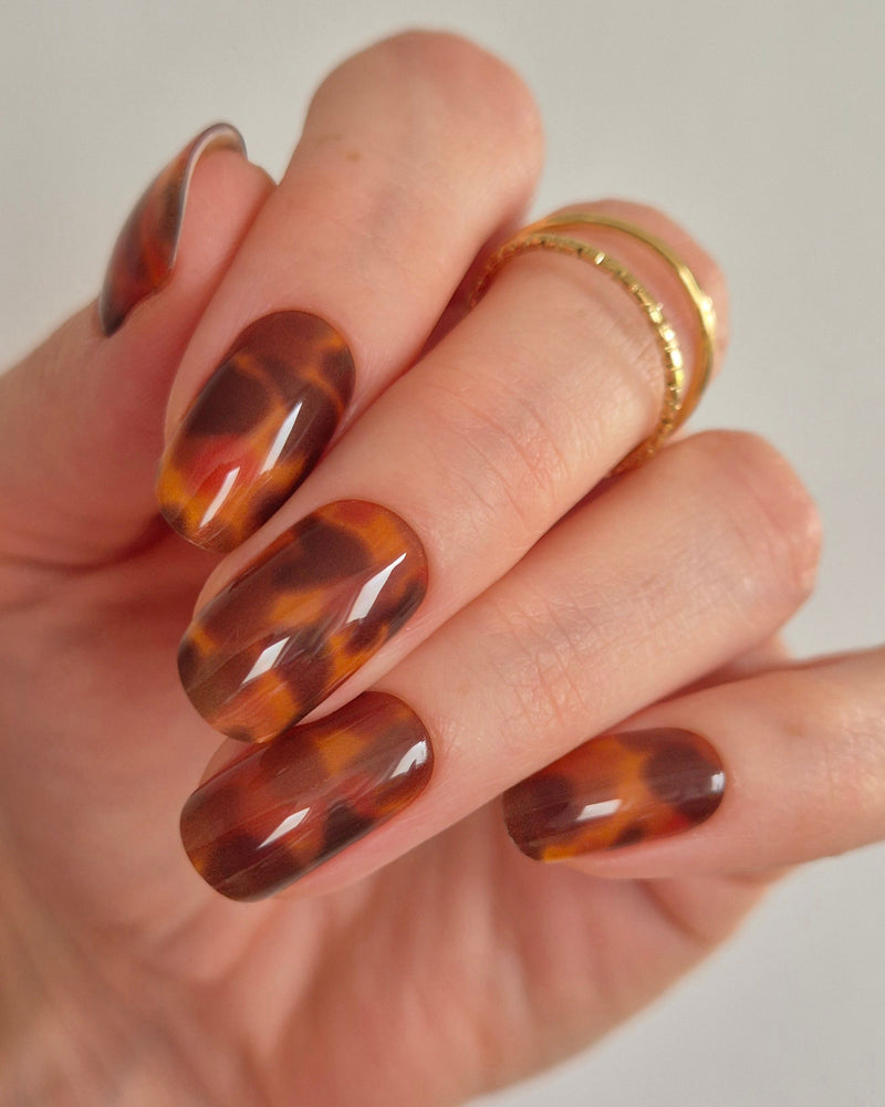 Sheesh Nails – Catwalk – stilvolle Nagelfolien in glänzendem Schildpatt-Design mit warmer Bernstein-Optik. Perfekte Passform und langanhaltender Halt für edle, ausdrucksstarke Maniküren mit luxuriösem Hochglanz-Finish.