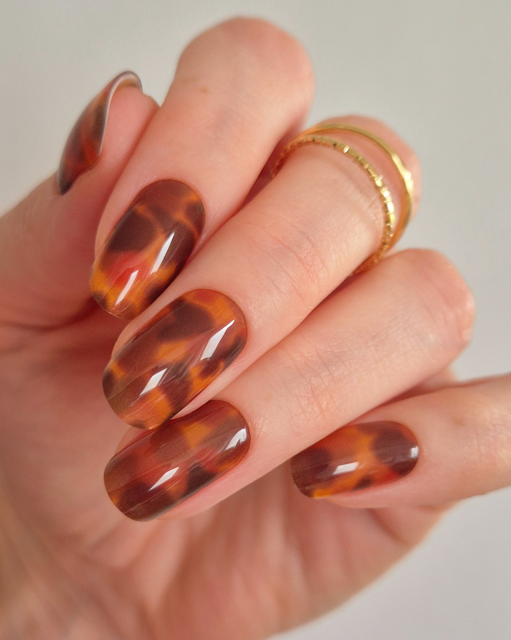 Sheesh Nails – Catwalk – stilvolle Nagelfolien in glänzendem Schildpatt-Design mit warmer Bernstein-Optik. Perfekte Passform und langanhaltender Halt für edle, ausdrucksstarke Maniküren mit luxuriösem Hochglanz-Finish.