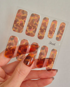 Sheesh Nails – Catwalk – stilvolle Nagelfolien in glänzendem Schildpatt-Design mit warmer Bernstein-Optik. Perfekte Passform und langanhaltender Halt für edle, ausdrucksstarke Maniküren mit luxuriösem Hochglanz-Finish.