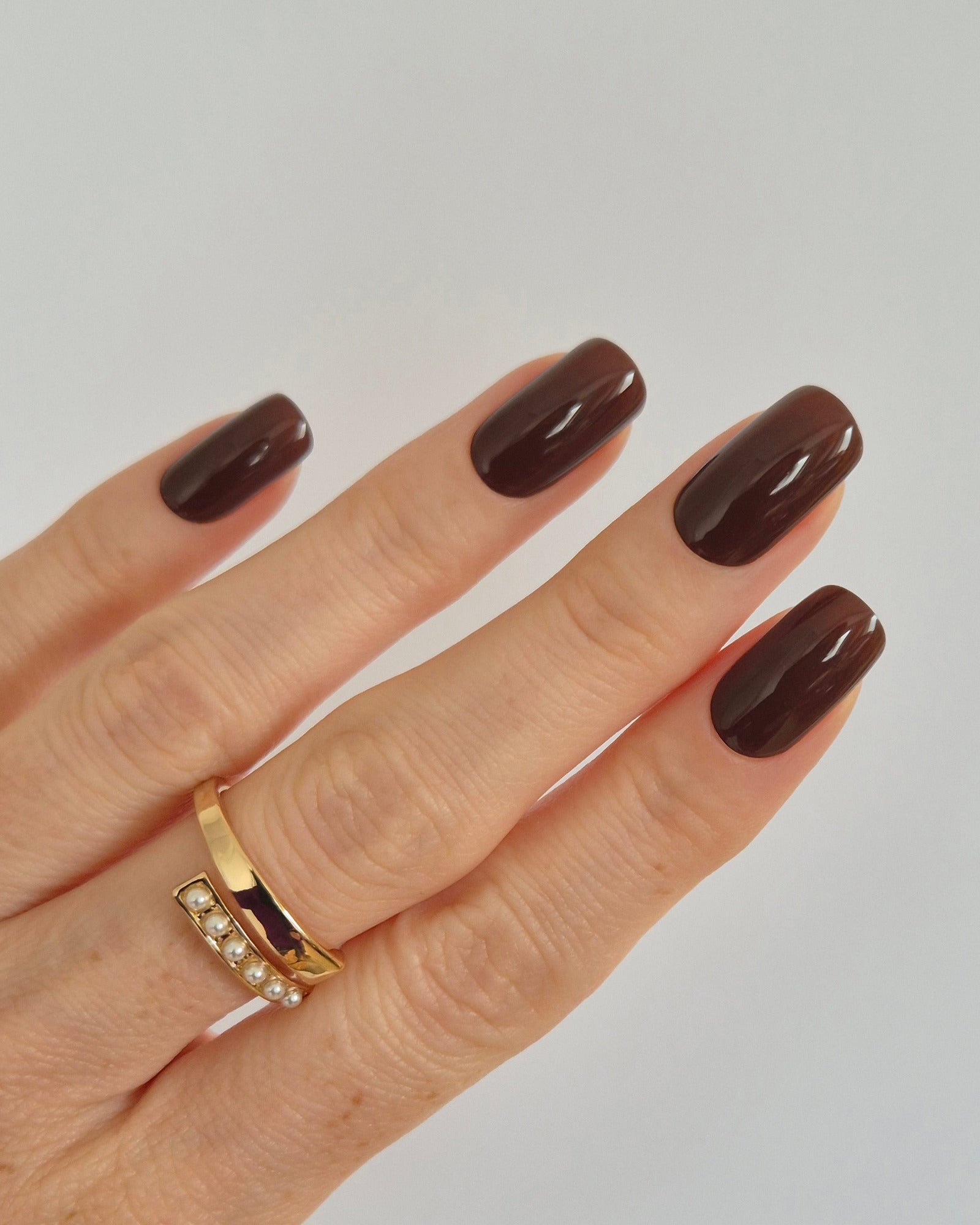 Sheesh Nails – Chocolate – dunkelbraune Nagelfolien mit elegantem Hochglanz-Finish im warmen Schokoladenton. Perfekte Passform und langanhaltender Halt für edle, gepflegte Maniküren und herbstliche Looks.