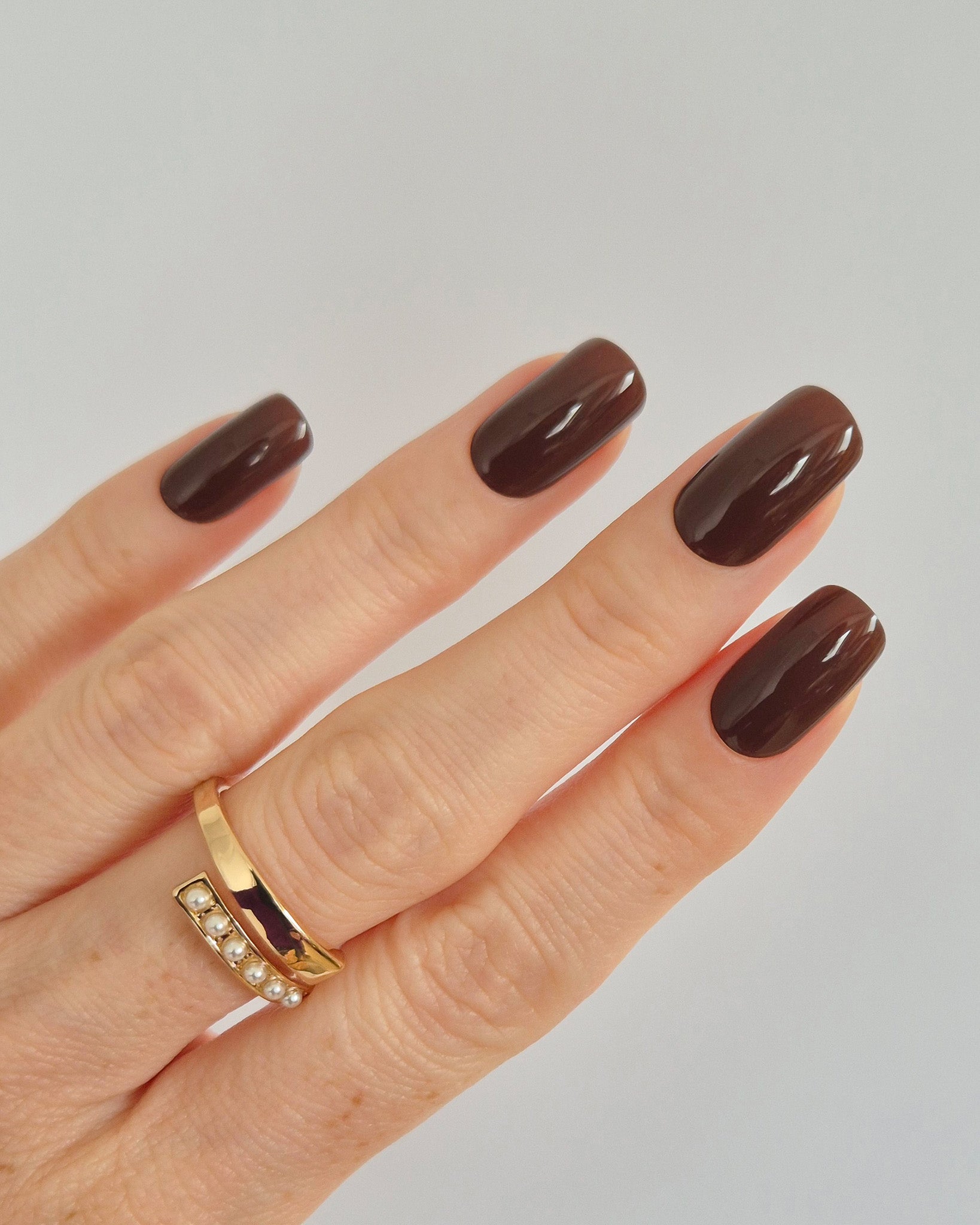 Sheesh Nails – Chocolate – dunkelbraune Nagelfolien mit elegantem Hochglanz-Finish im warmen Schokoladenton. Perfekte Passform und langanhaltender Halt für edle, gepflegte Maniküren und herbstliche Looks.